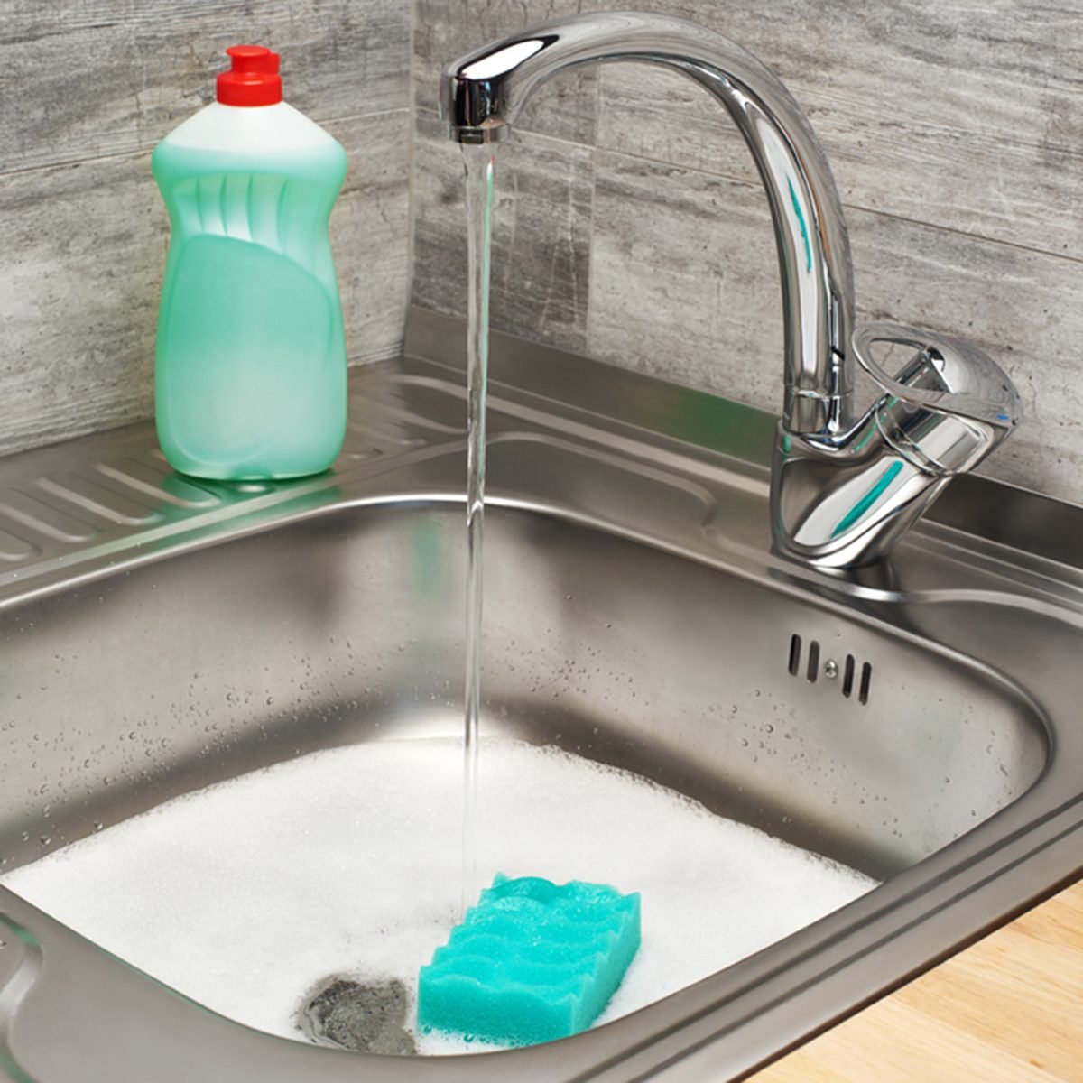 关闭厨房水槽充满泡沫的自来水,绿色清洁海绵和一瓶液体洗涤剂;伤风ID 640551559;工作(TFH(音),RD, BNB CWM,厘米):(音)
