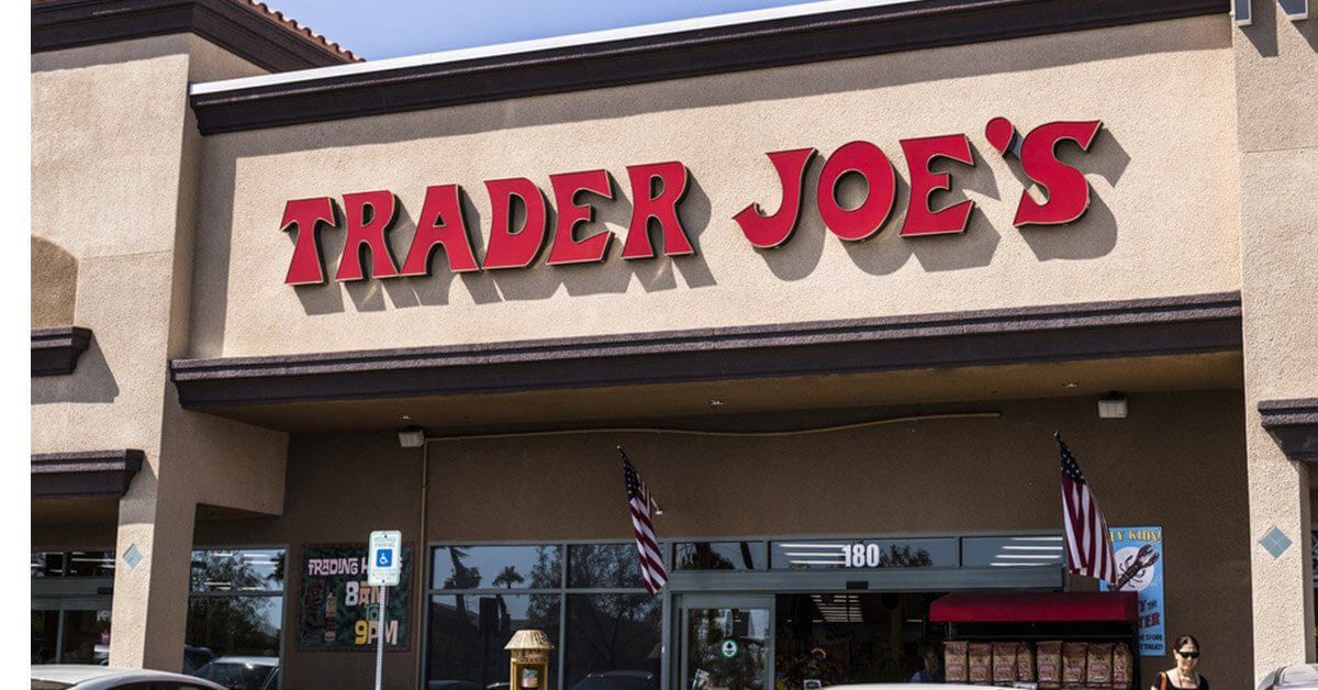 拉斯维加斯-大约2017年7月:Trader Joe's Retail Strip Mall地点。Trader Joe's是美国一家专业连锁杂货店