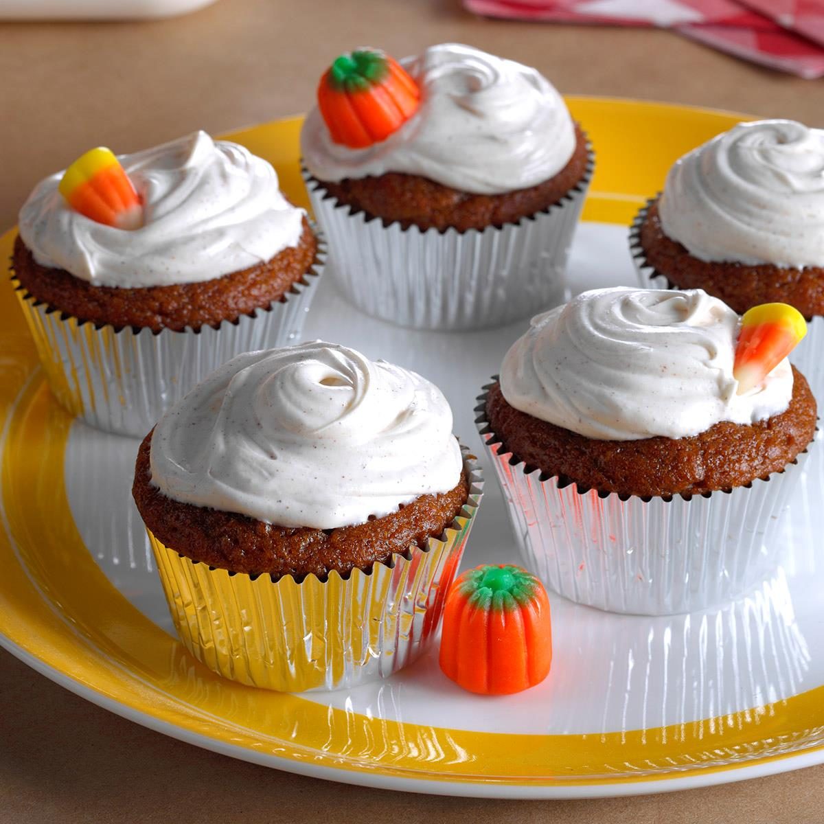 Pumpkin Cupcakes With Spiced Frosting Exps Hca17 169542 B10 20 2b 7