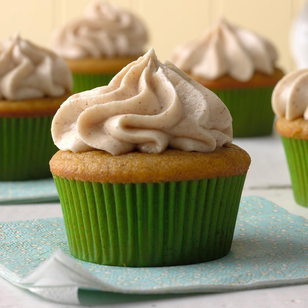 Pumpkin Spice Cupcakes With Cream Cheese Frosting Exps Mrmz16 42386 B09 16 6b 22