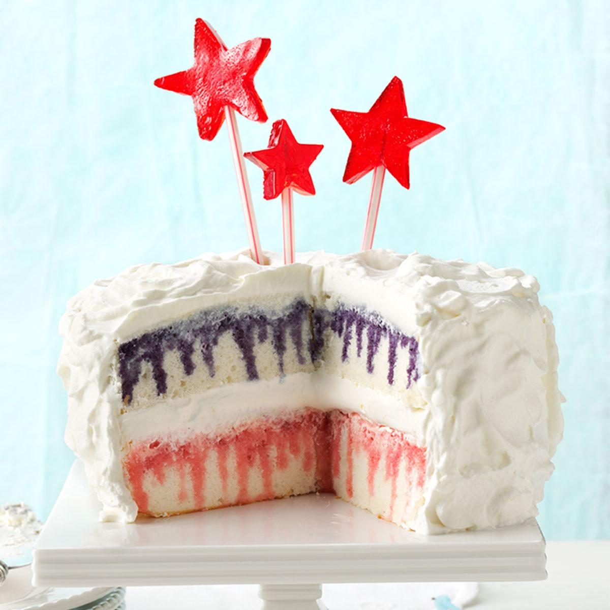 红色，白色和蓝莓戳蛋糕