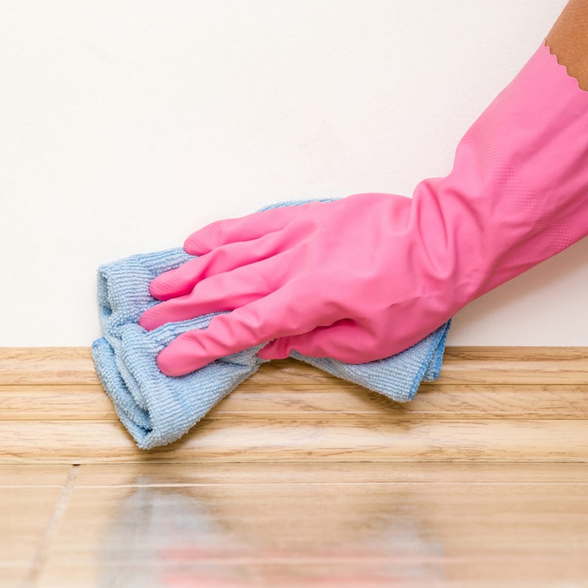 在橡胶防护手套清洁脚板在地板上的灰尘和超细纤维抹布在墙上。早期的春季大扫除或定期清理。女仆打扫房子。伤风ID 664596868
