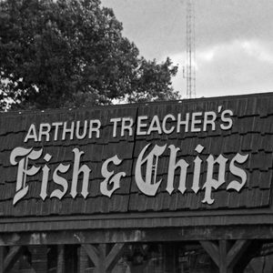 亚瑟天生的鱼和薯条的标志