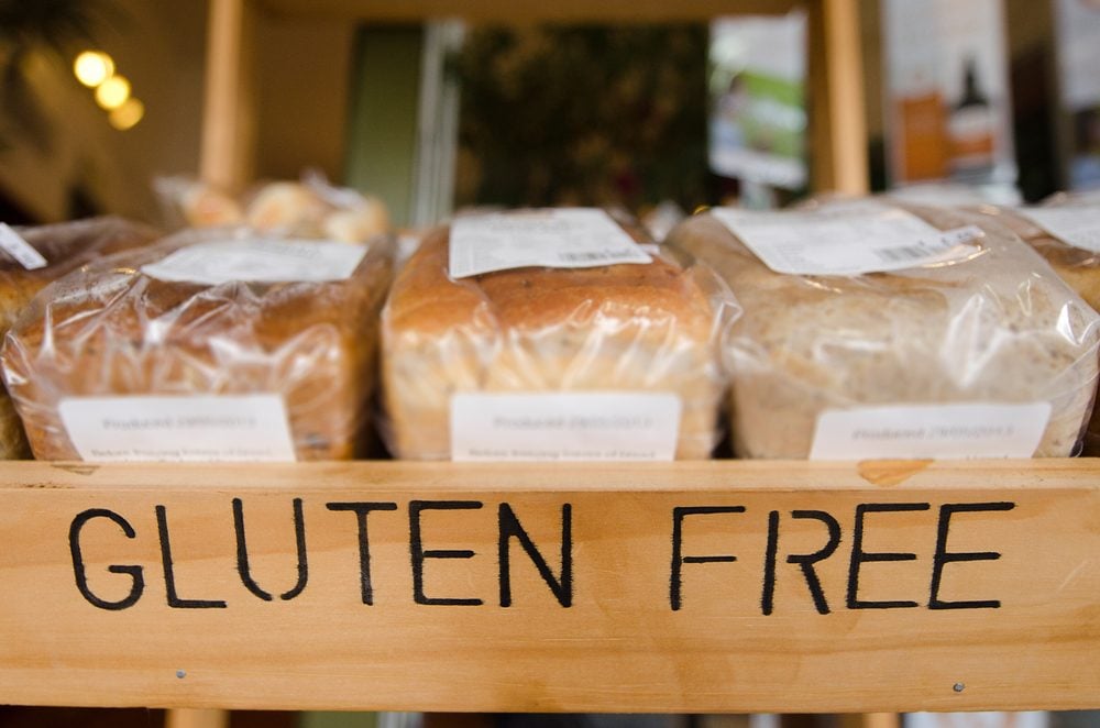 无谷蛋白块面包在健康食品商店展出。