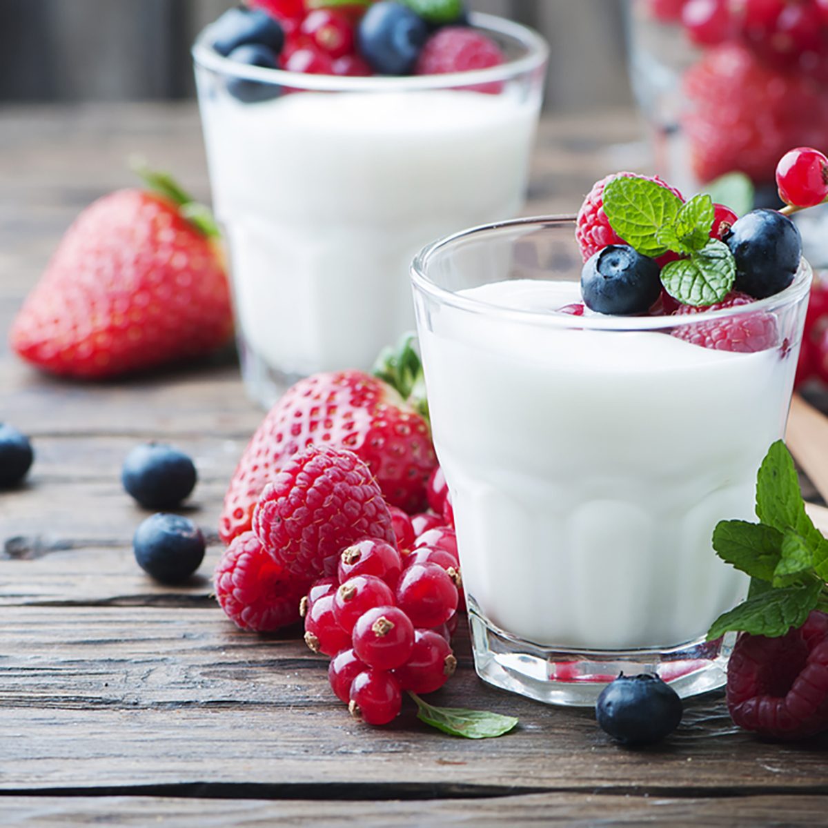 健康酸奶与混合浆果，选择性重点