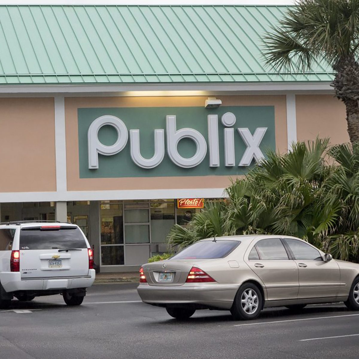 publix杂货店和停车场的外部镜头