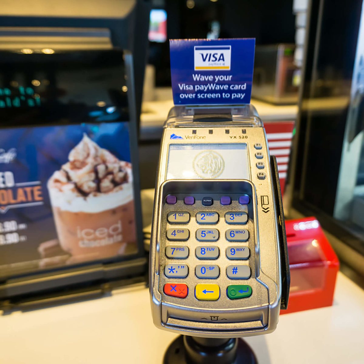 麦当劳麦咖啡餐厅收银台的信用卡和借记卡读卡器。