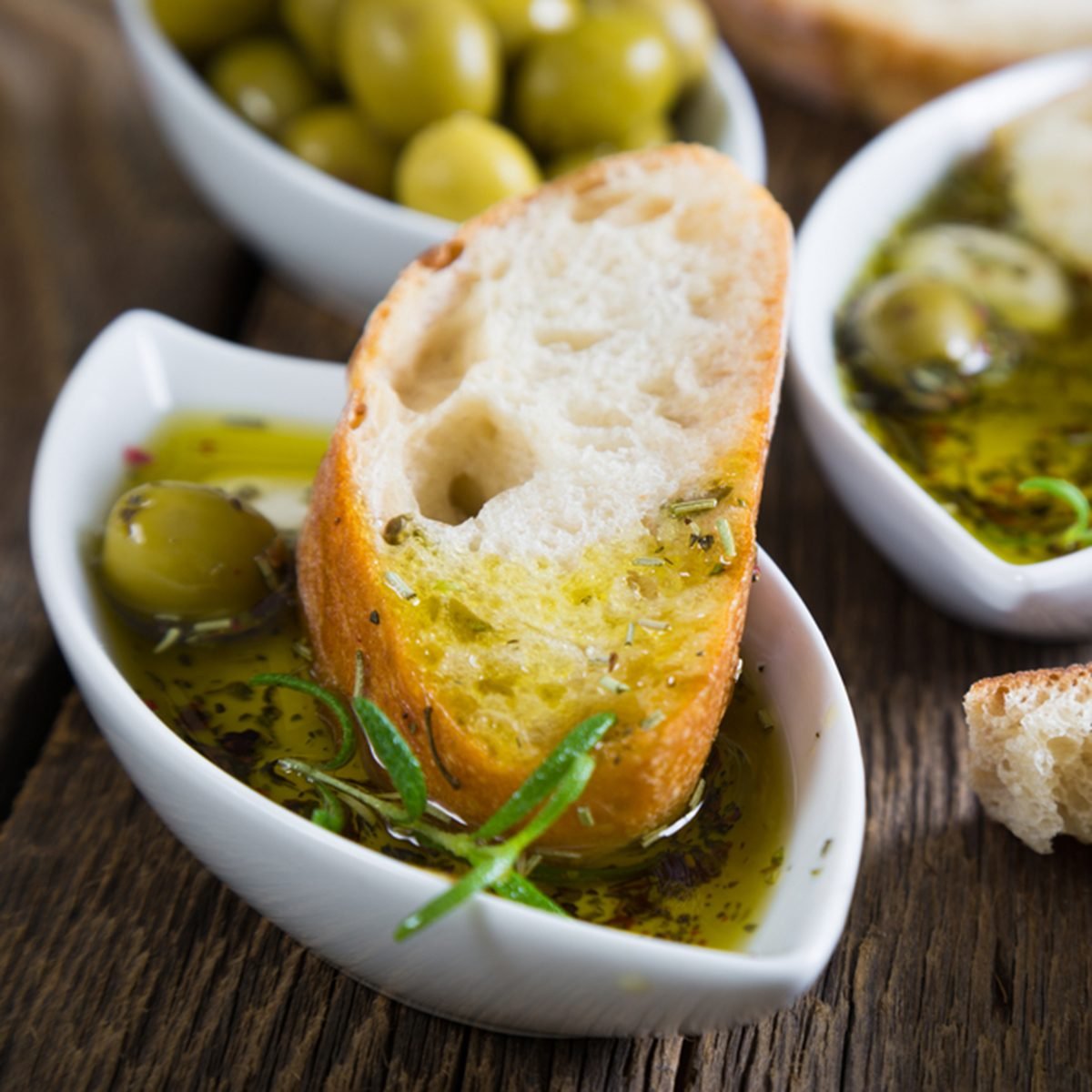 面包蘸橄榄油与药草和香料