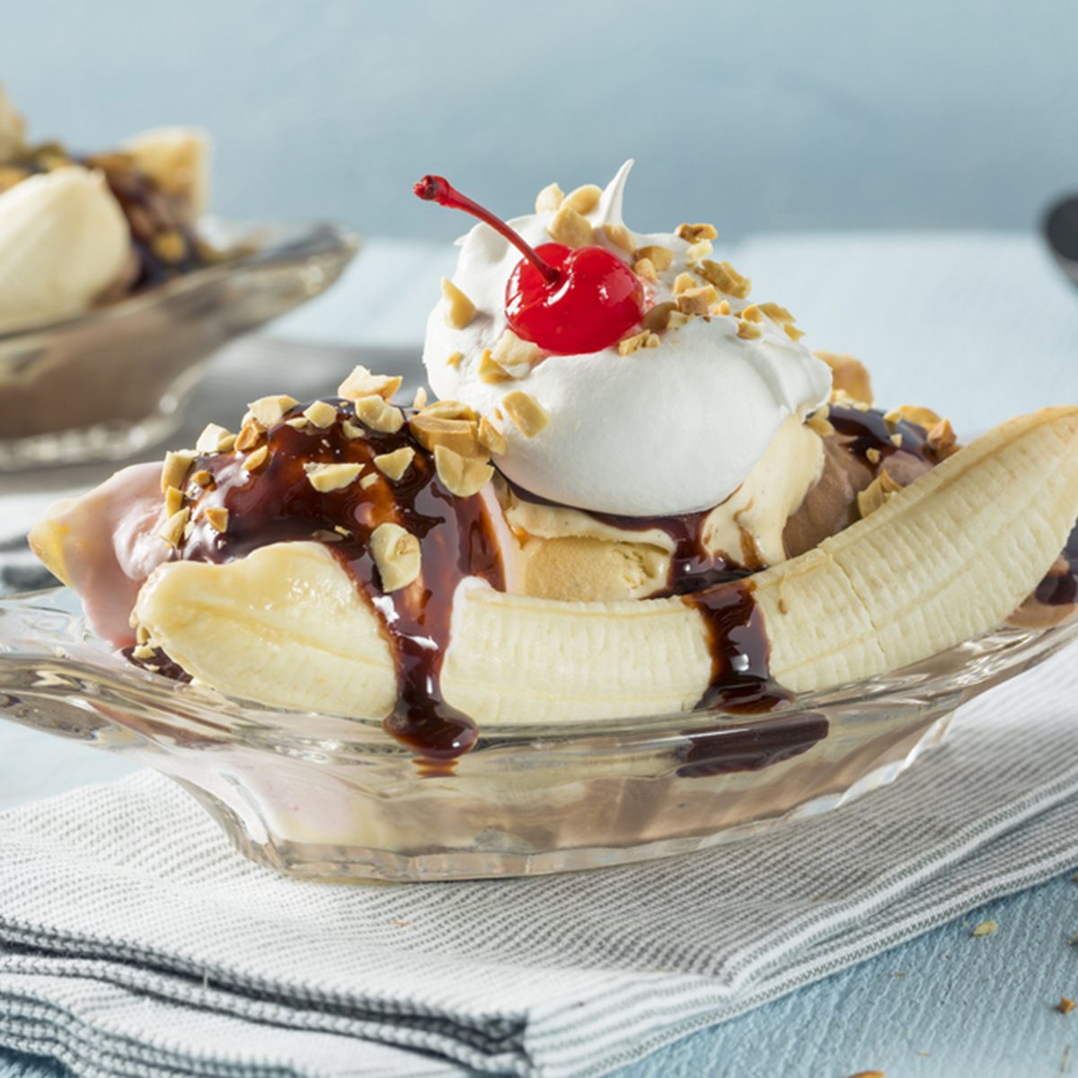 甜蜜的自制的香蕉圣代和巧克力香草草莓圣代冰淇淋