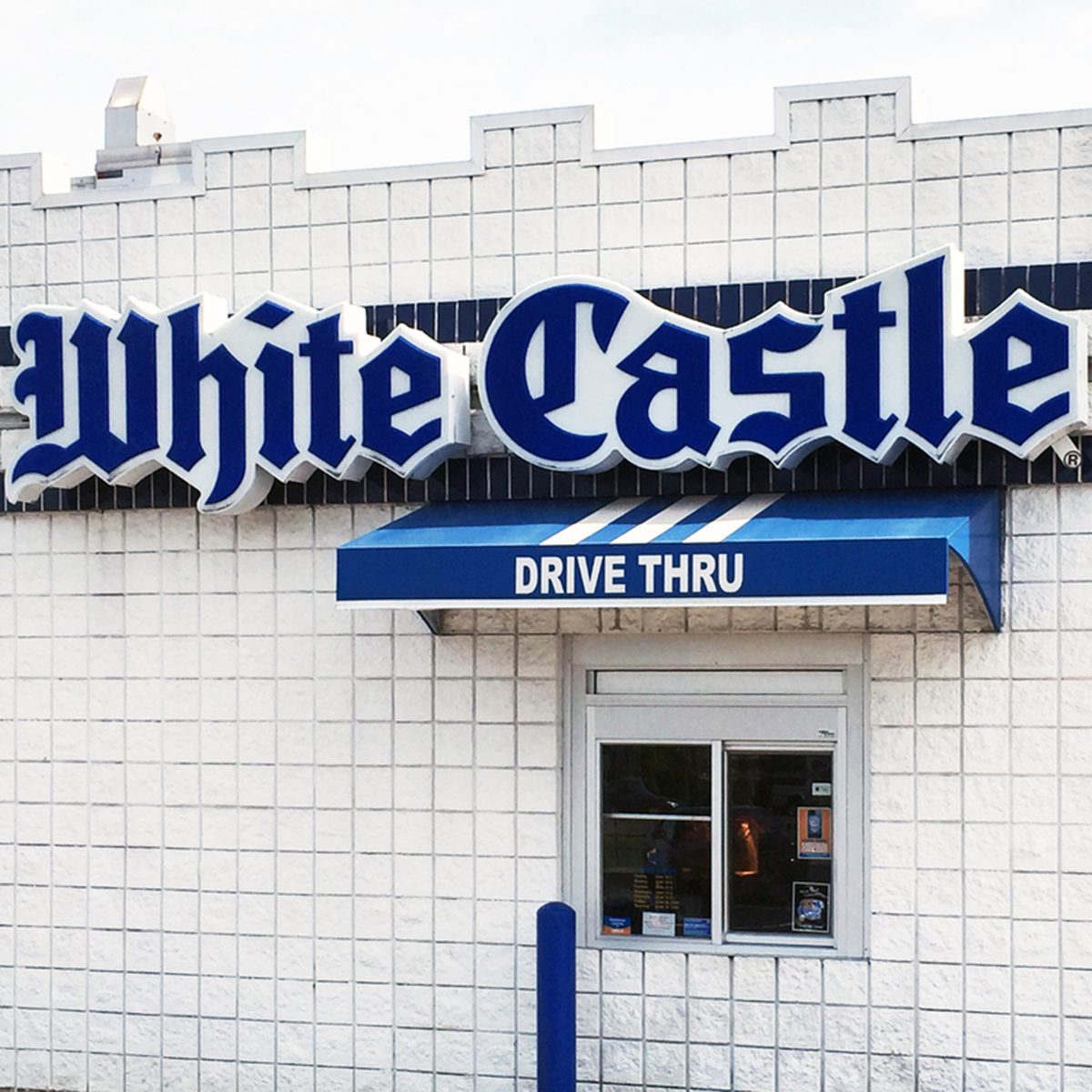 白色城堡餐厅的汽车餐厅窗口。