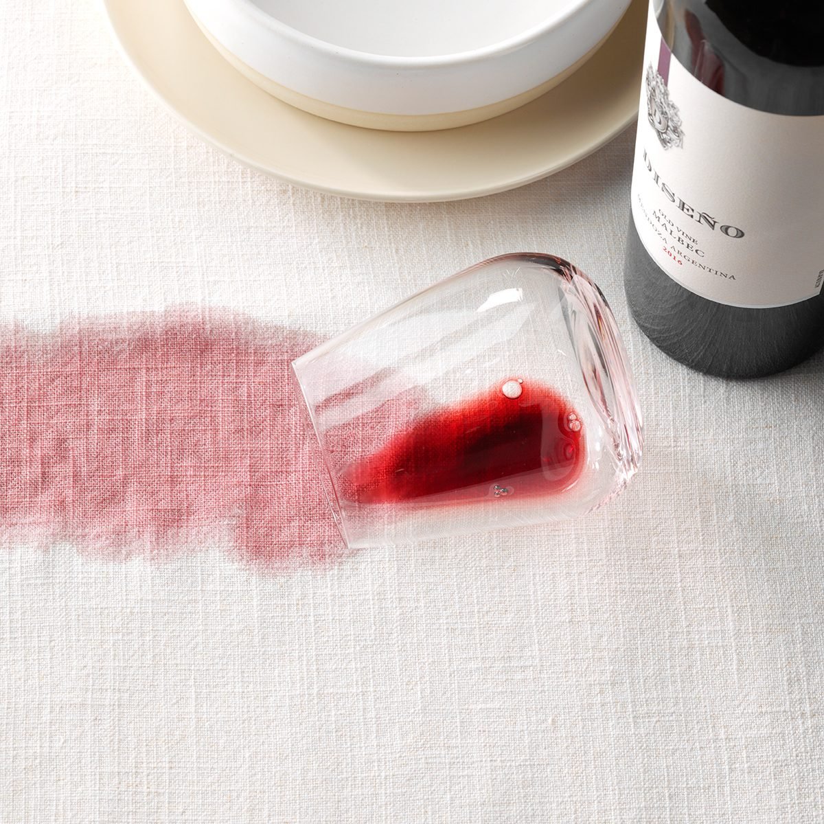 弄脏的桌布;裂红葡萄酒;酒杯溢出