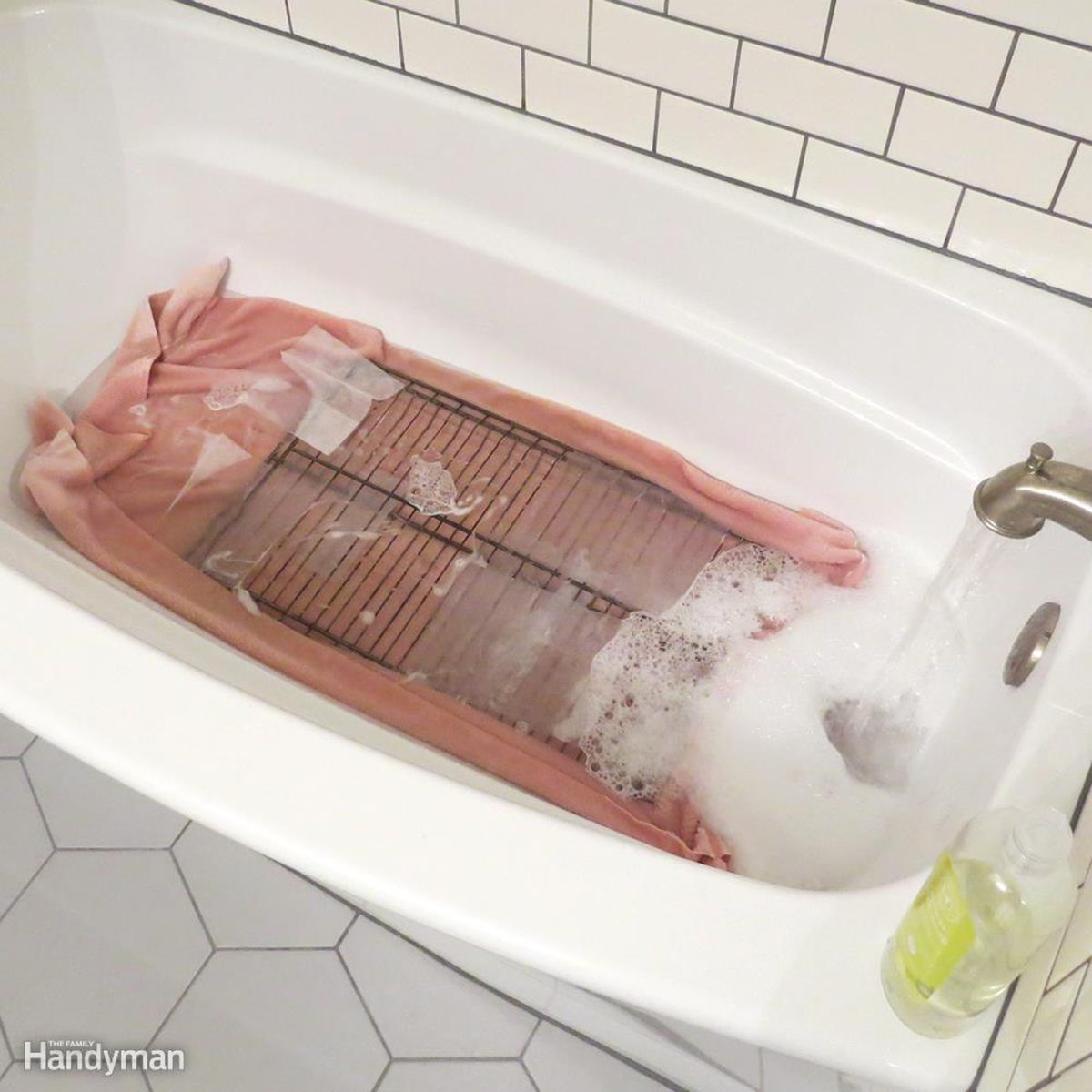 炉架在浴缸浸在水粉色的毛巾