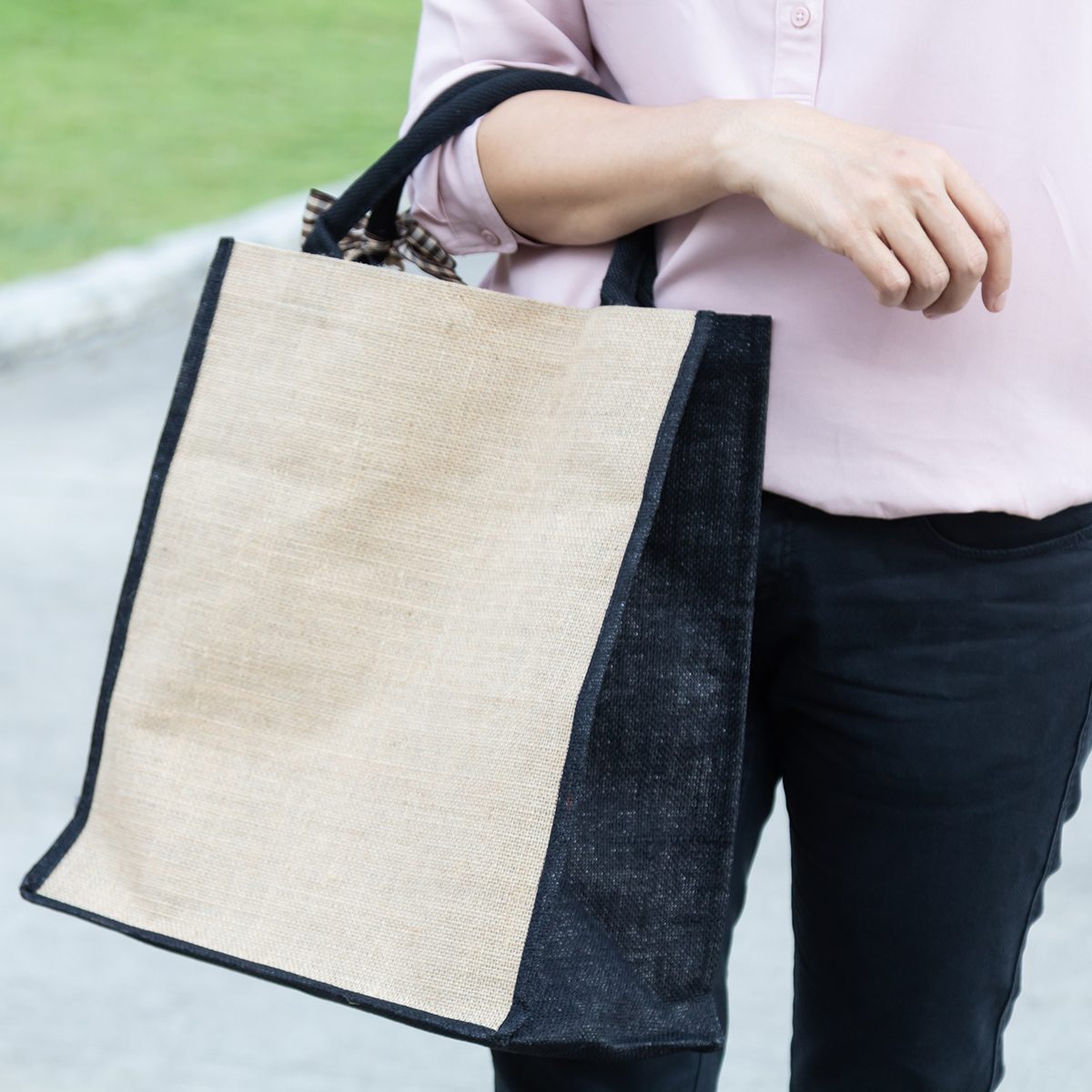 职业女性携带简单的亚麻与复制空间生态袋,塑料自由概念。