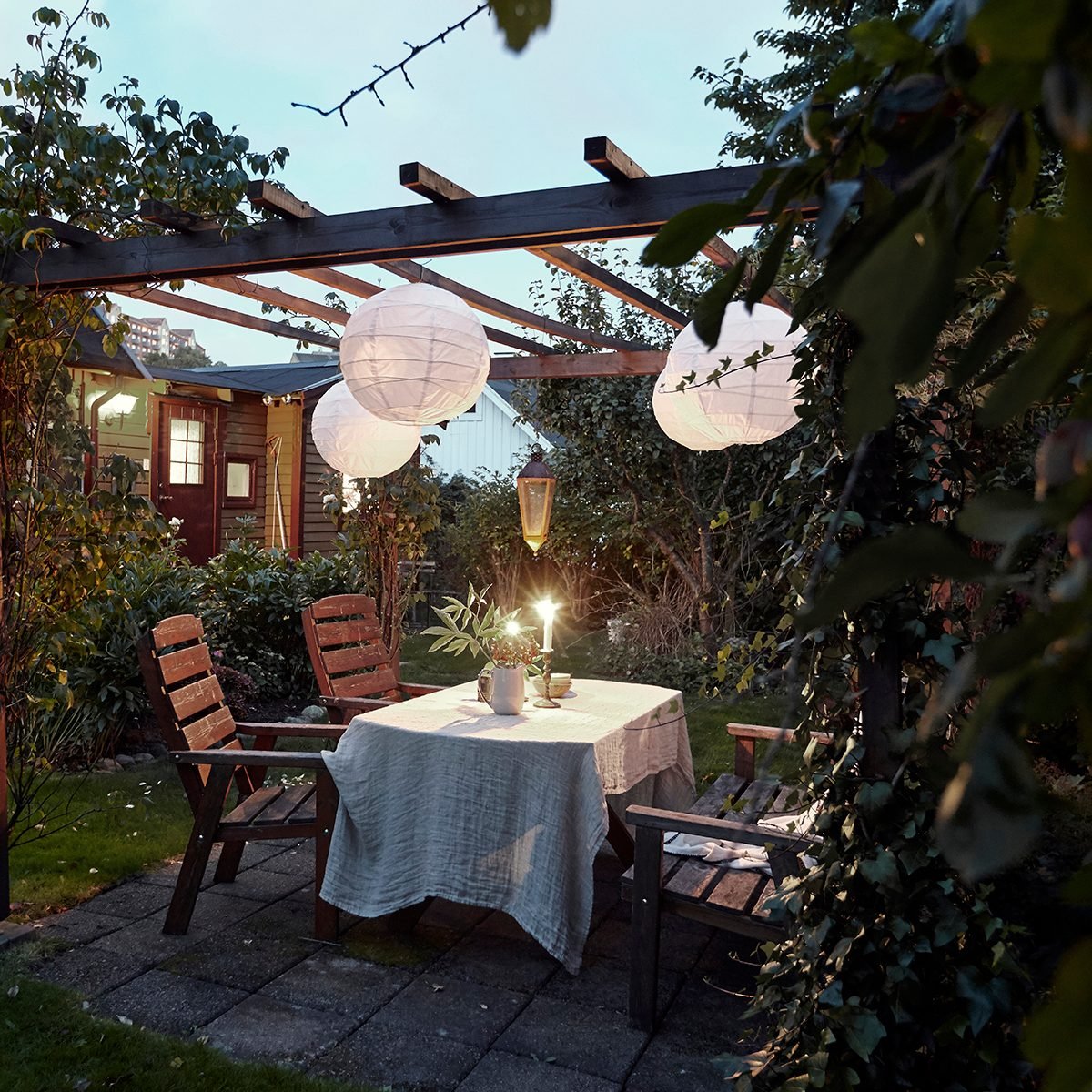 餐桌设置在花园后院的娱乐想法