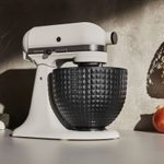 KitchenAid刚刚推出了一个华丽的限量版站立搅拌机，我们想尽快!
