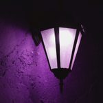 如果你看到一个紫色的门廊灯，这就是它的含义