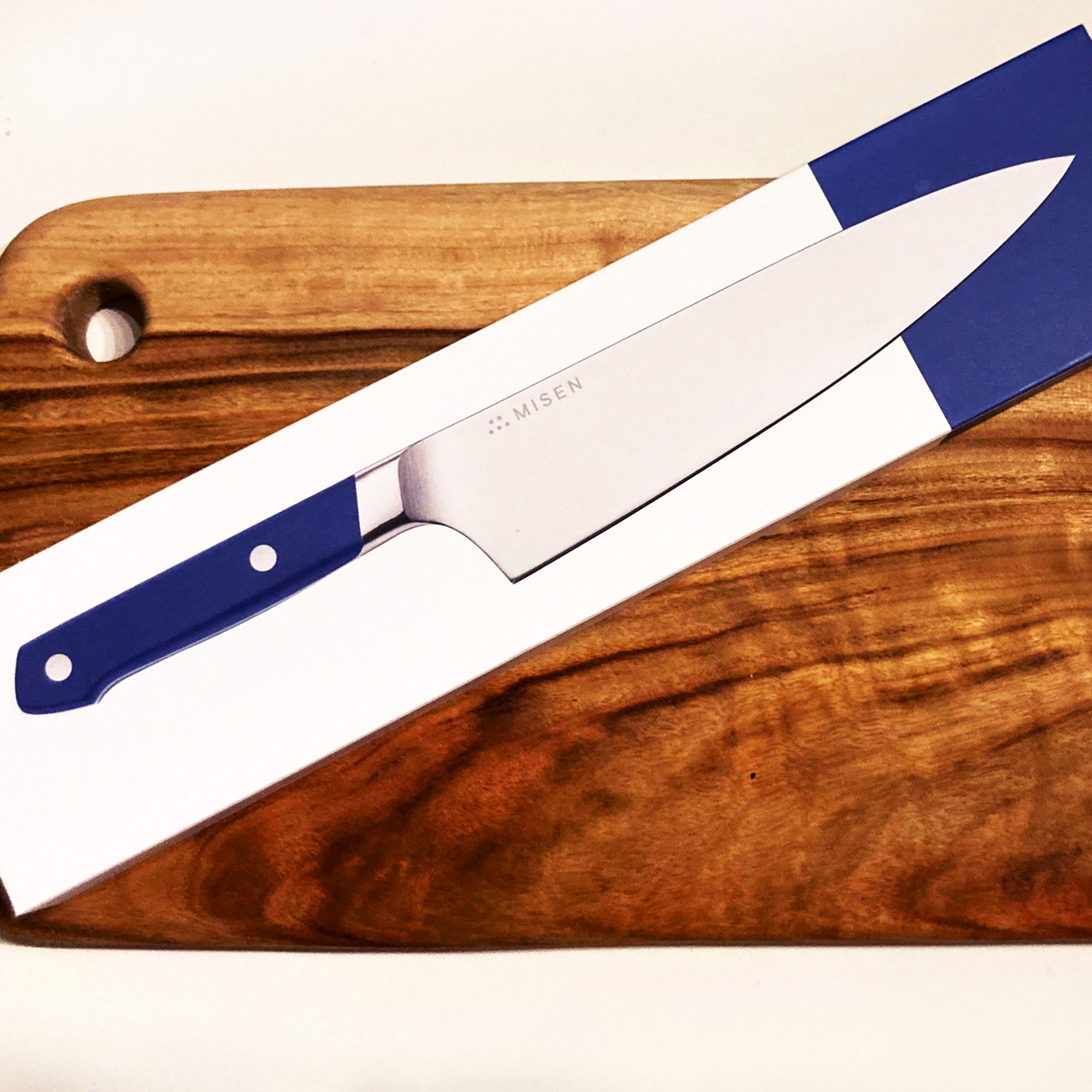 一把价值75美元的米森刀的平板装在切菜板上