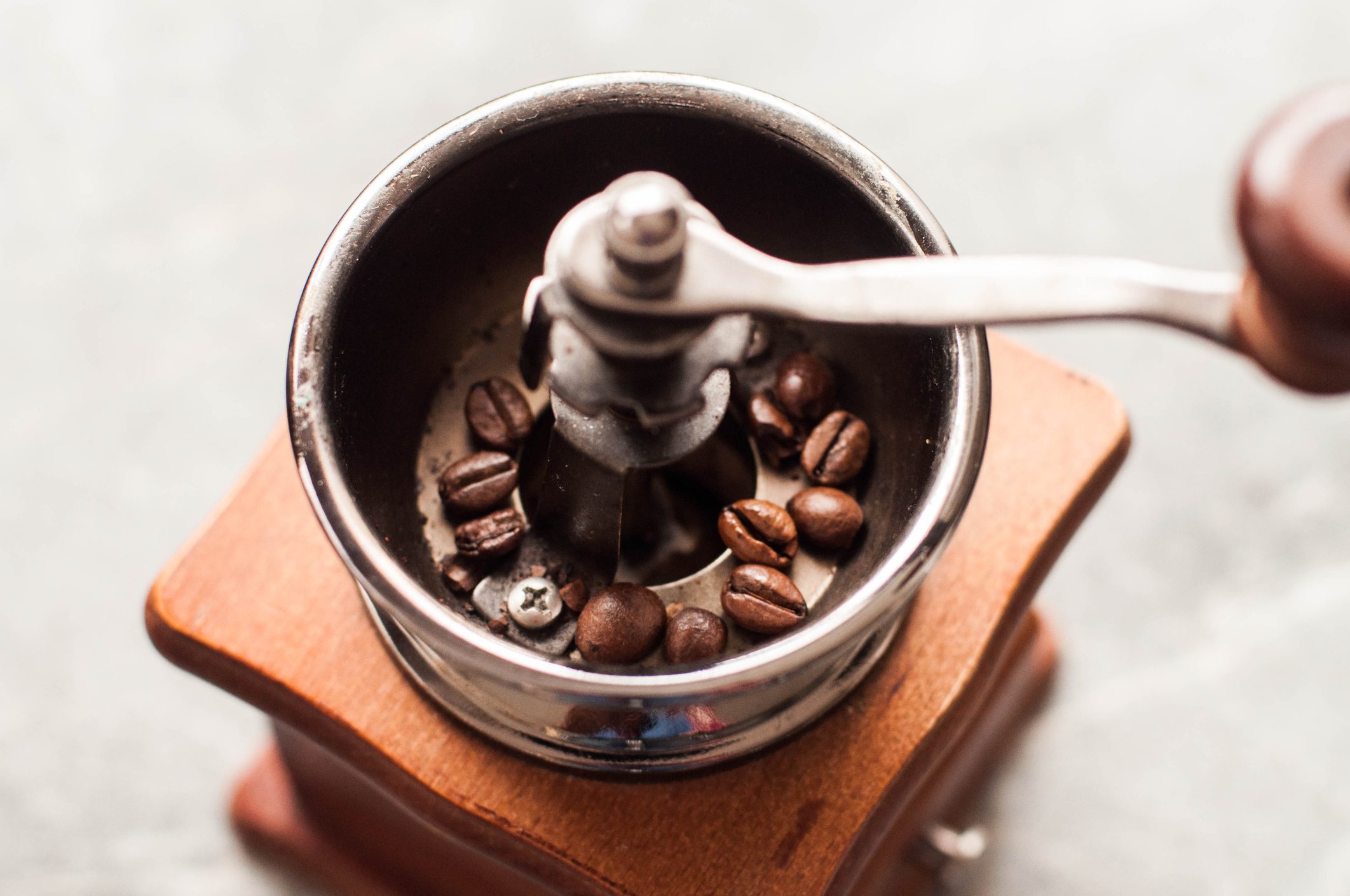 手是手工咖啡研磨机研磨咖啡豆