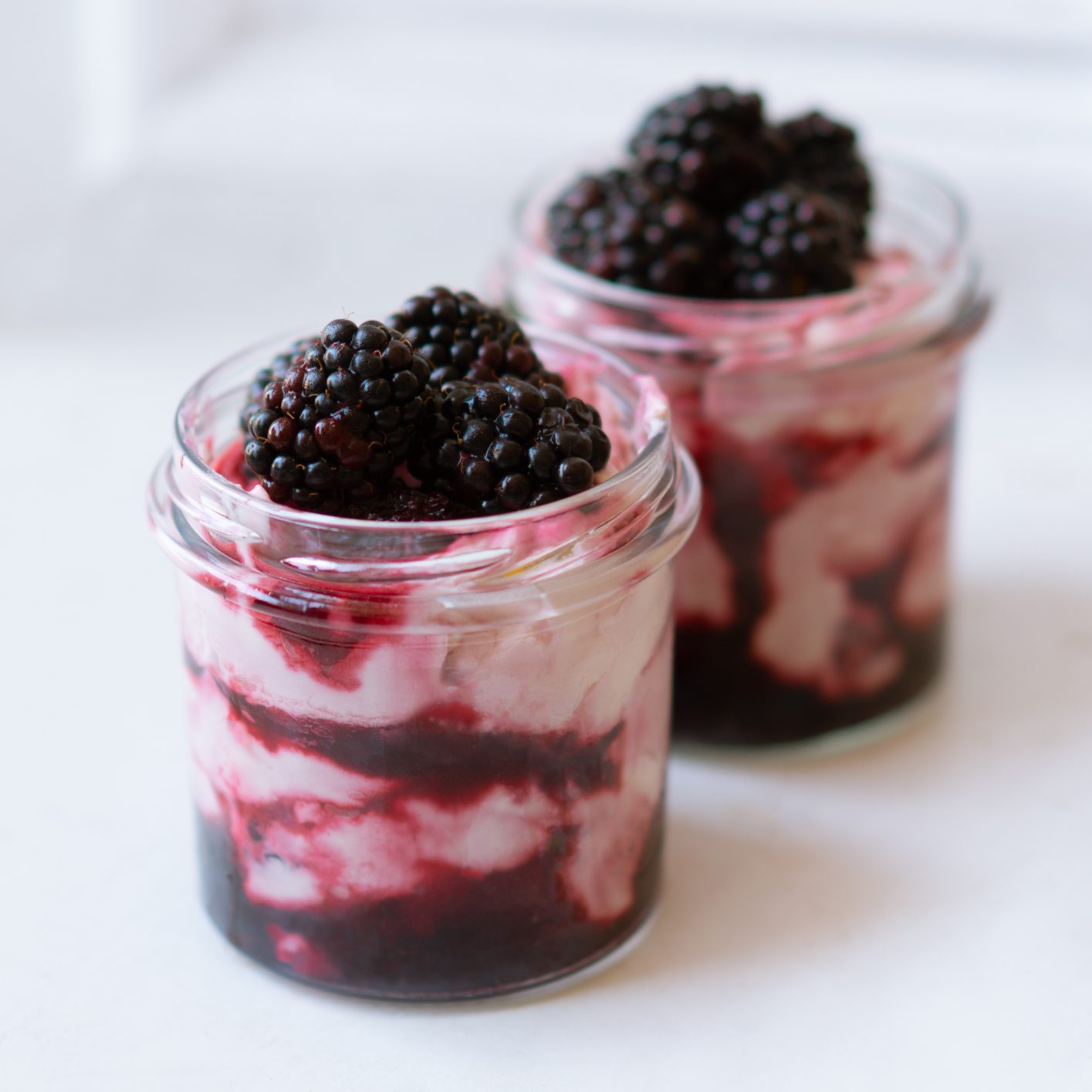 自制黑莓傻瓜夏季甜点在玻璃罐子
