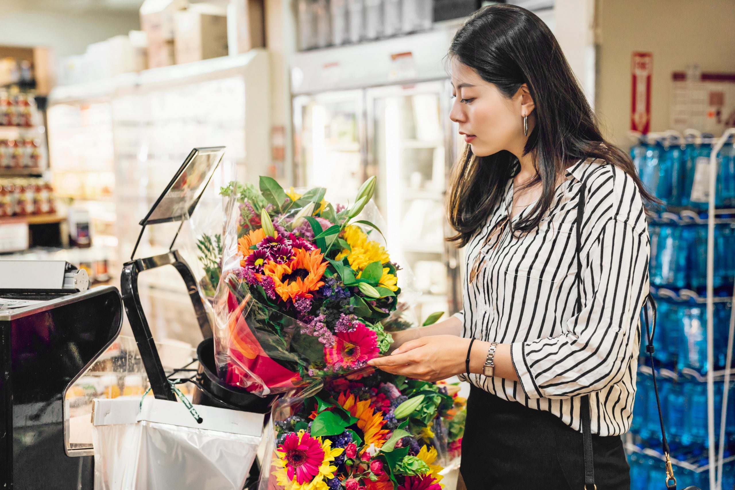 女人在杂货店购买鲜花