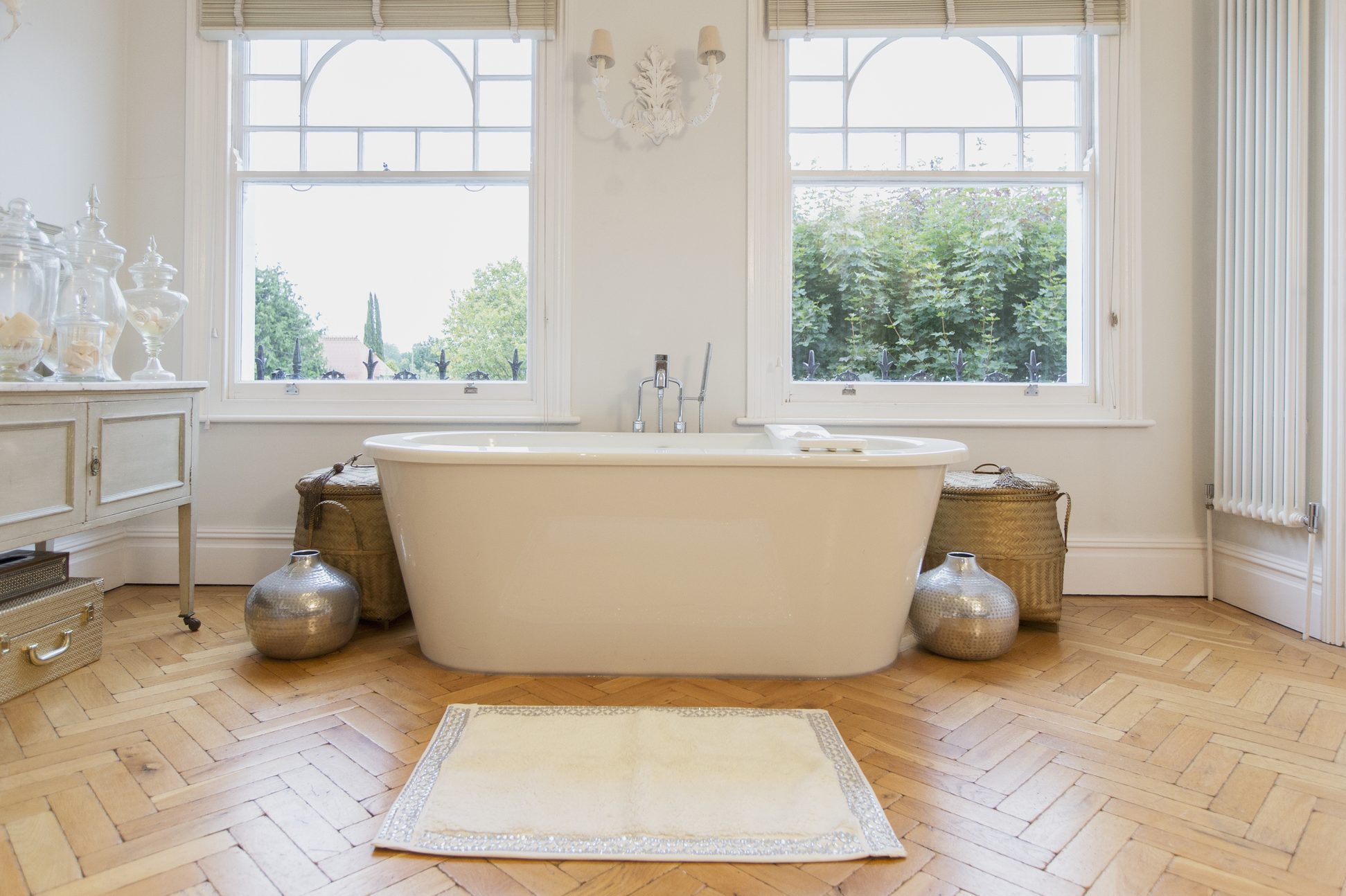 家庭展示室内浴缸和拼花地板